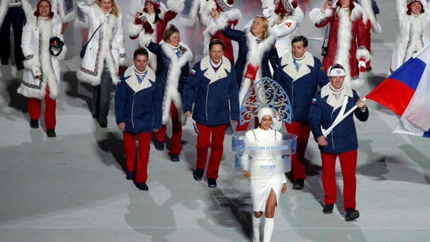 Deportistas rusos desfilan en los Juegos Olímpicos de Sochi (Rusia) en 2014.