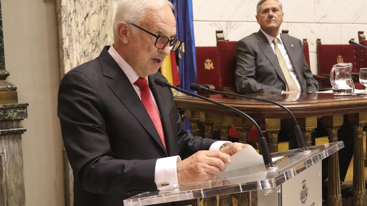 En el momento de leer el discurso en el Salón de Plenos.