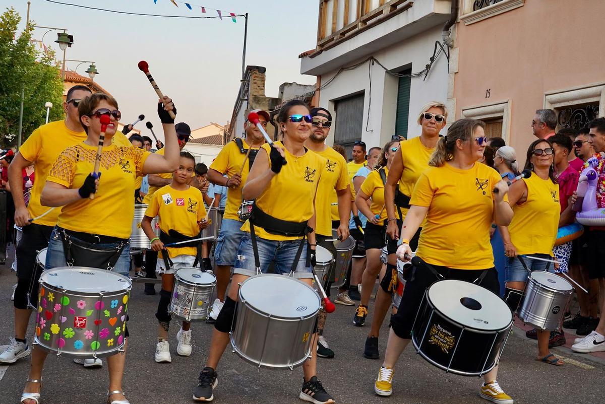 GALERÍA | Las peñas inundan Villaralbo de alegría y color