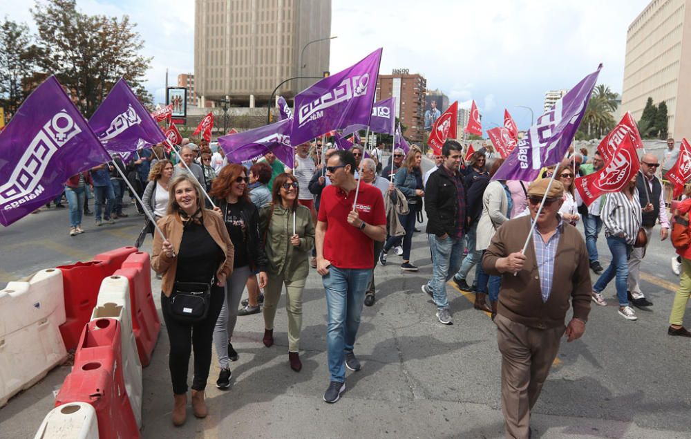 Miles de personas participan en la marcha convocada por los sindicatos para este martes, Día Internacional del Trabajo