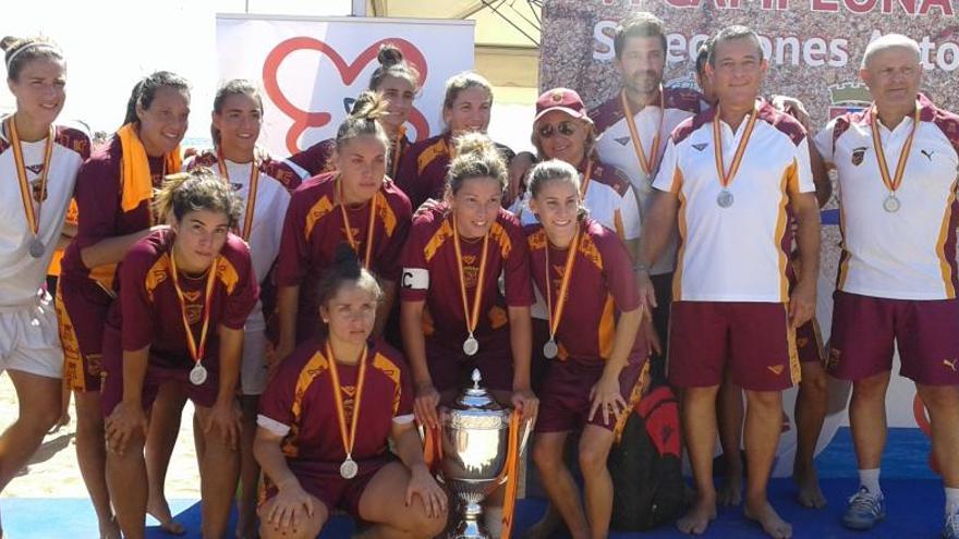 Las jugadoras de la selección murciana de fútbol playa, con la medalla de plata conquistada en el Nacional.