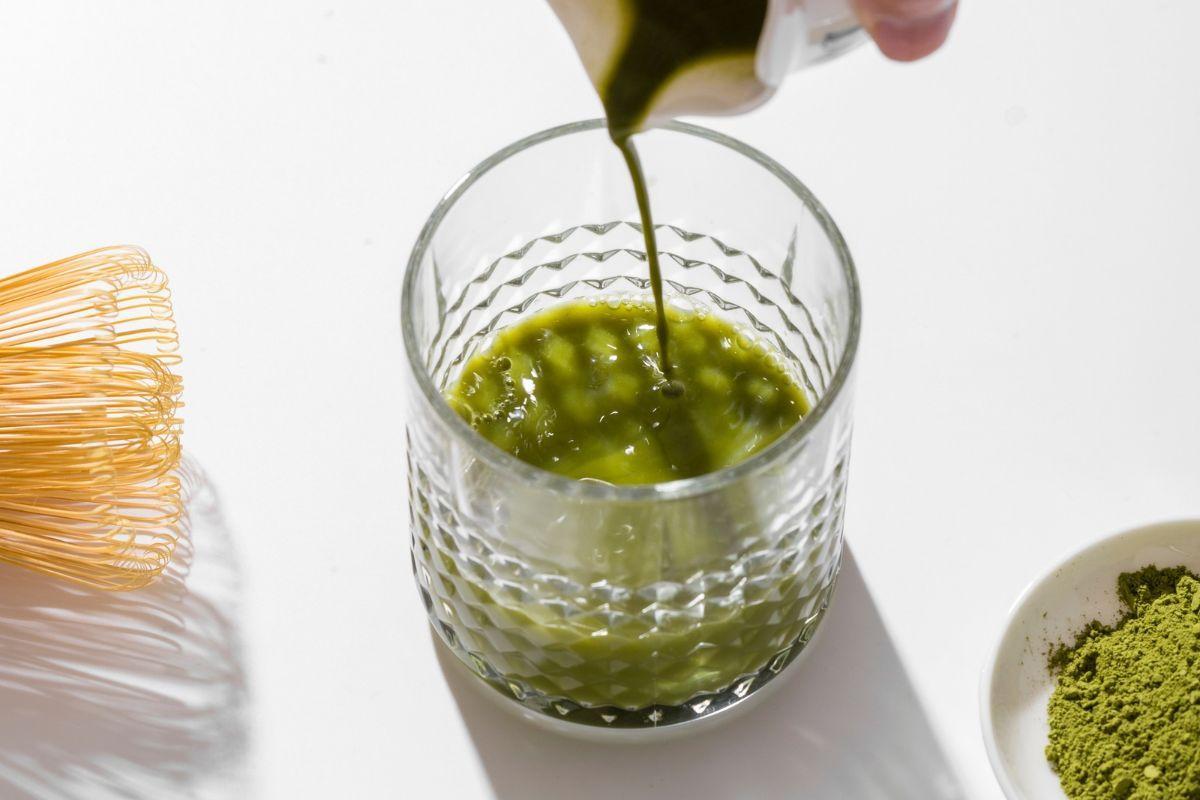 Así puedes preparar matcha en casa, según una nutricionista