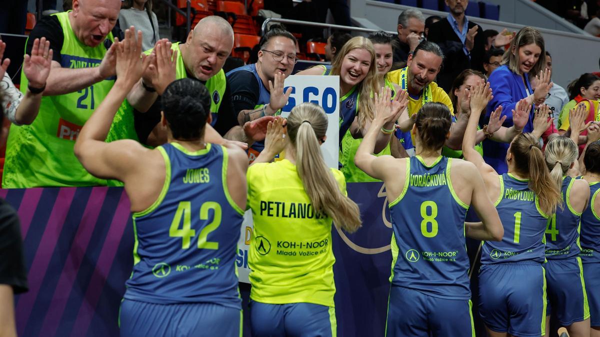 Las jugadoras del Praga celebran el pase a la final con sus seguidores