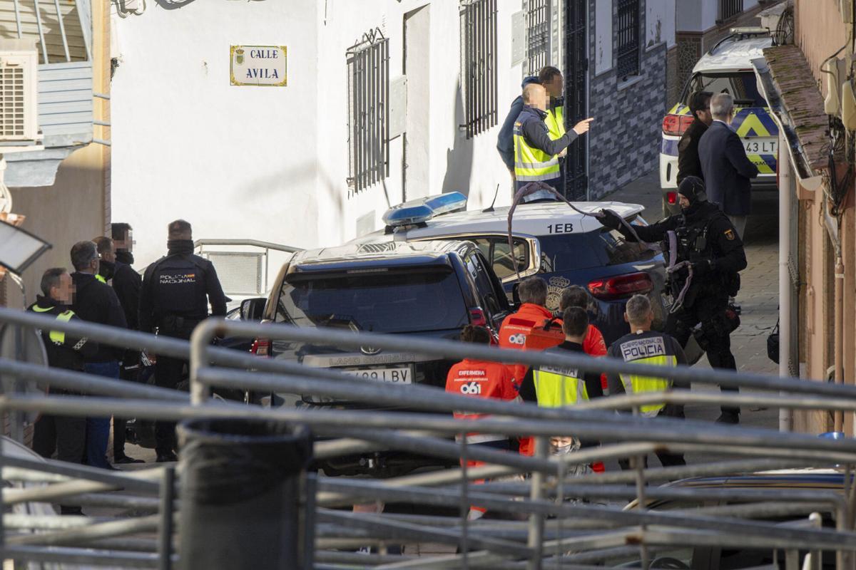 La Policía Nacional ha detenido al hombre que desde primera hora de la mañana estaba atrincherado en su vivienda.