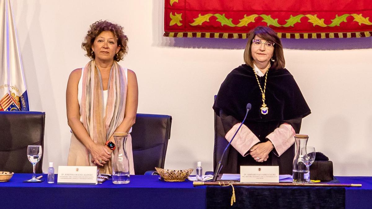 La consellera de Universidades, Josefina Bueno, junto a la rectora de la UA, Amparo Navarro, en la apertura de este curso