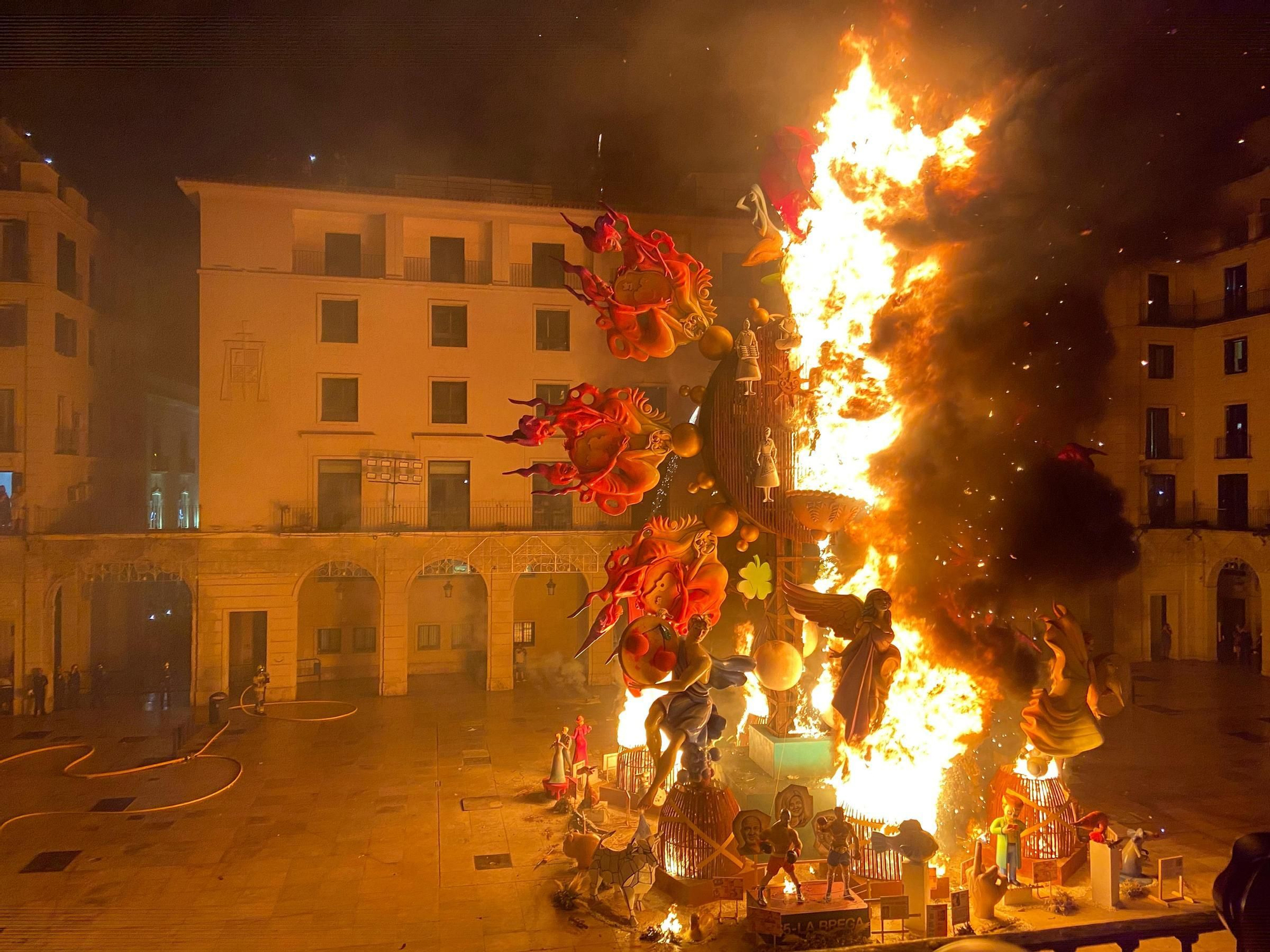 Cremà de la Hoguera Oficial adulta, “Identidad”