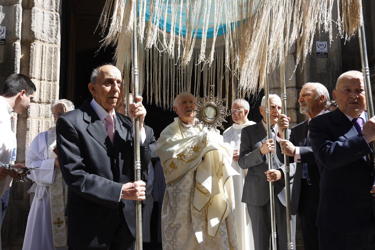 Los Mareantes aportan elementos clave de la procesión, como el palio.