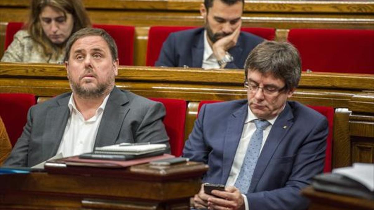 Equipo negociador 8Junqueras y Puigdemont, durante la sesión de control al Govern en el Parlament, ayer.