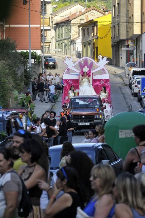 Desfile de carrozas en las fiestas del Cristo de Turón