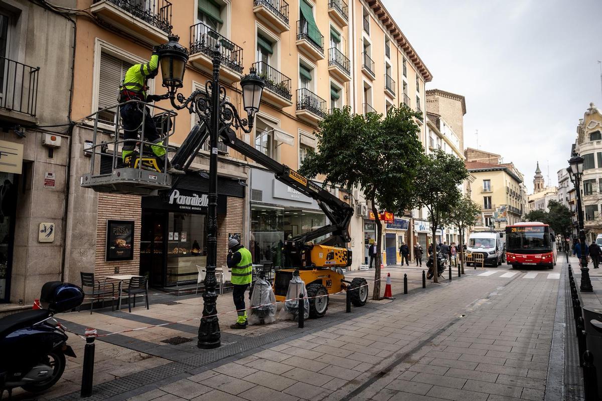 Un operario trabaja en el cambio de las luminarias de un poste de la calle Don Jaime I.