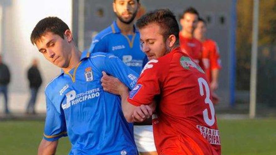 El jugador del Oviedo B Lucas, a la izquierda, lucha por el balón con Cristian.