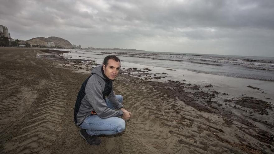El sajeño Fernando Maestre posa en el Postiguet, una de las playas afectadas por el último temporal.