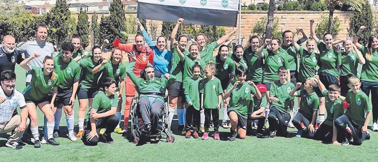 La plantilla del Santa Ponsa Talarrubias celebró el ascenso a Primera Nacional femenina junto con su afición.