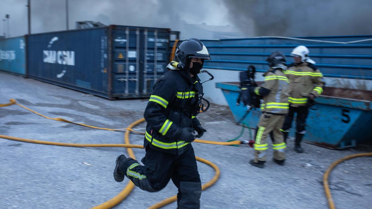 Declarado un fuego en el desguace de Ca Na Negreta