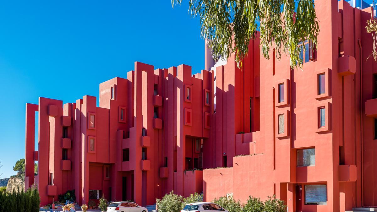 El edificio de la Muralla Roja de Calp.