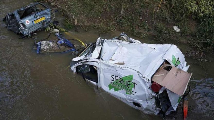 Estado en el que quedaron dos vehículos a consecuencia de la fuerte tormenta en Francia. // Efe