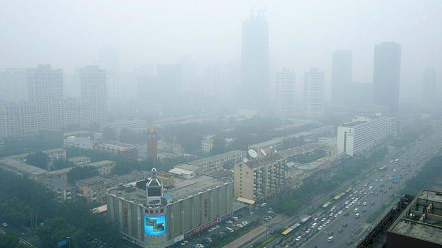 Imagen desde el cielo de la  ciudad de Pekín, donde la contaminación del aire hace dificil divisar los edificios.