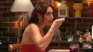 Cuenta en 'First Dates' cuántas horas dura en la cama y la reacción de su cita da la vuelta a España: "Tendría que comprobar"