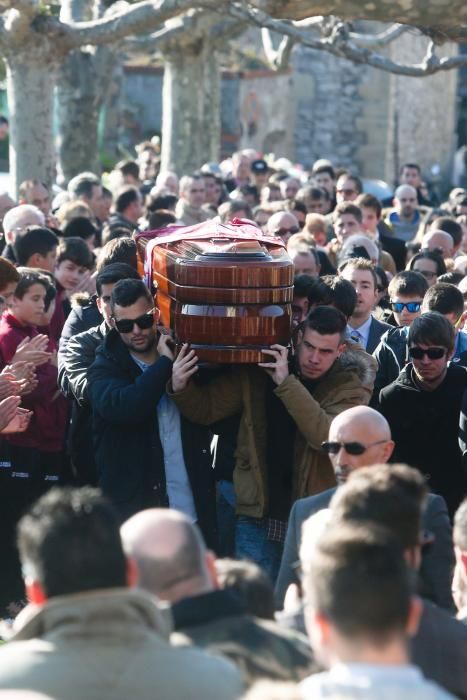 La gran familia del deporte asturiano rinde homenaje póstumo al futbolista Hugo Suárez