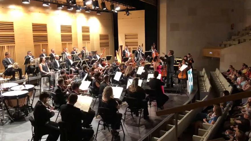 La soprano Vanessa Navarro y la Orquesta de Extremadura interpretando 'Me llaman la primorosa' del Barbero de Sevilla