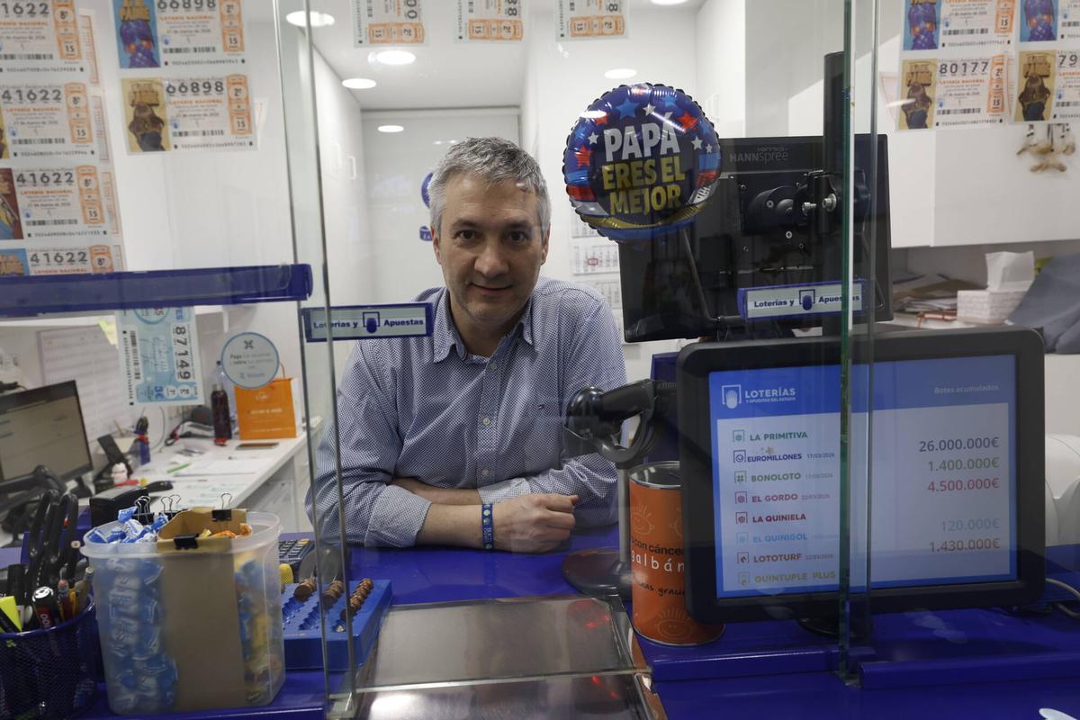 Carlos Zapico en su administración de lotería.
