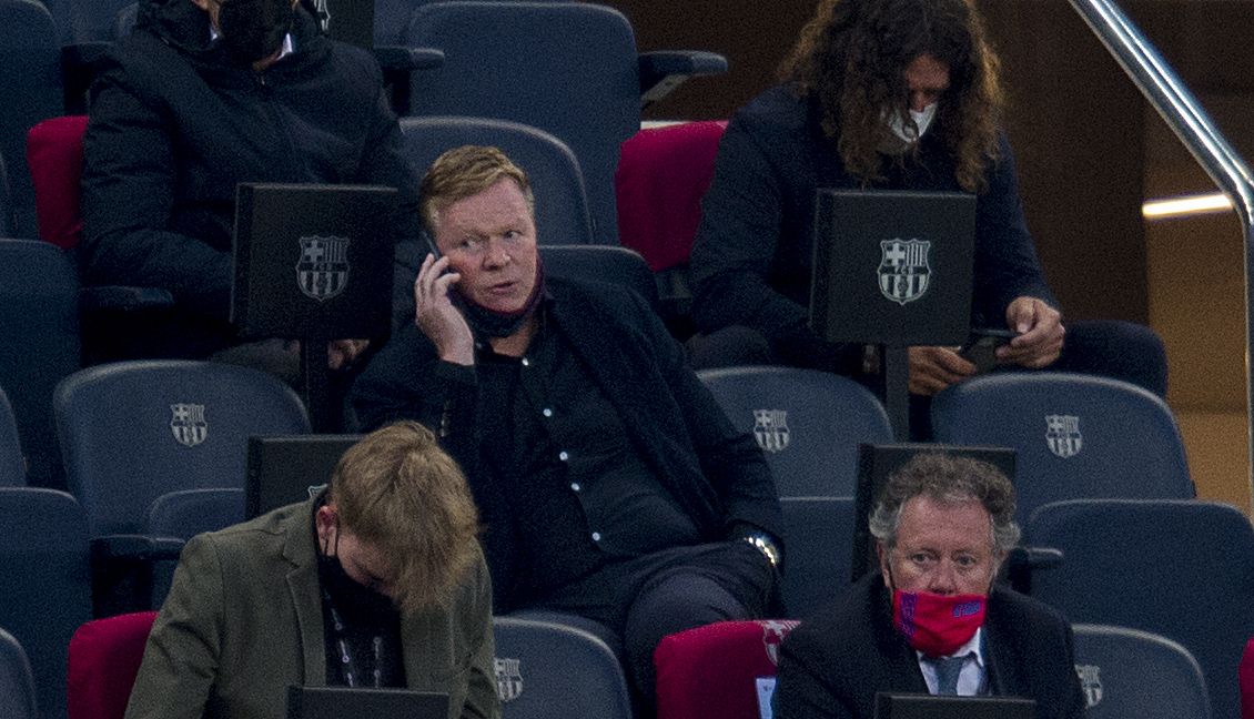 Koeman da instrucciones a Schreuder, su ayudante, desde el palco del Camp Nou durante el Barça-Granada.