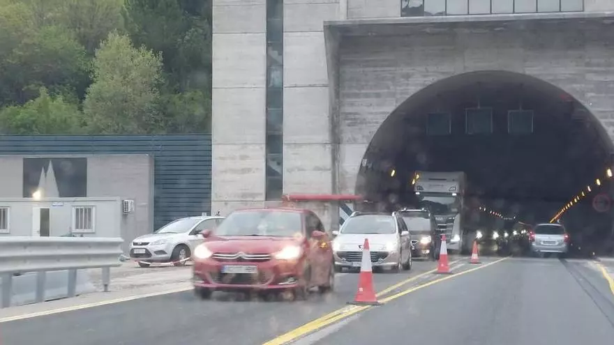 Retención y tráfico lento en el Negrón en la autopista del Huerna por un pequeño accidente de tráfico