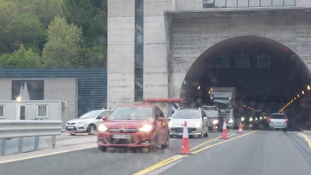 Retención y tráfico lento en el Negrón en la autopista del Huerna por un pequeño accidente de tráfico
