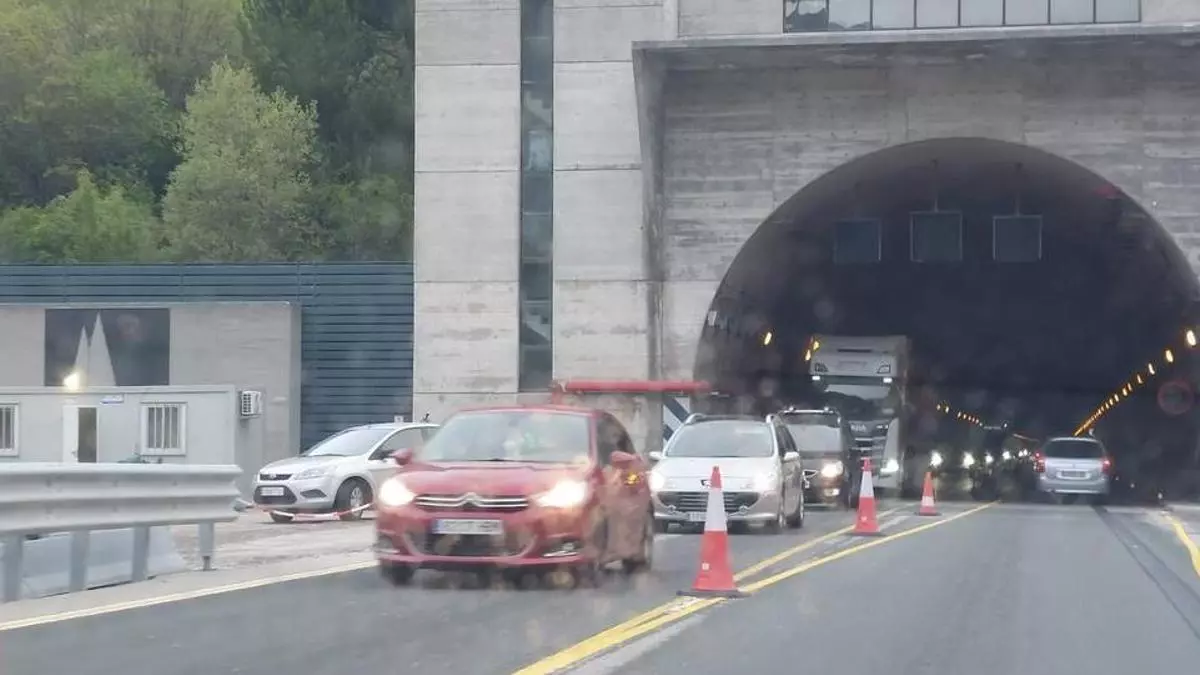 Un pequeño accidente causa retenciones de veinte minutos en la Autopista del Huerna, a la altura del Negrón