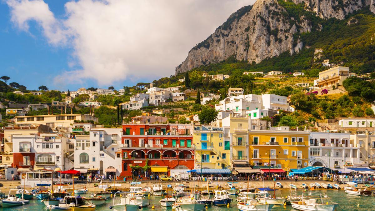 Capri recibe al viajero con el color de Marina Grande, su puerto principal, antes de ascender hacia los miradores y pueblos de la isla.