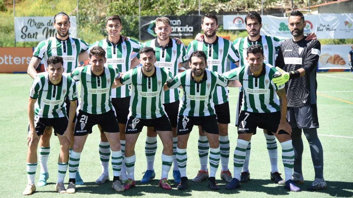 Equipo del Córdoba CF ante el Panadería Pulido en el Vega de San Mateo.