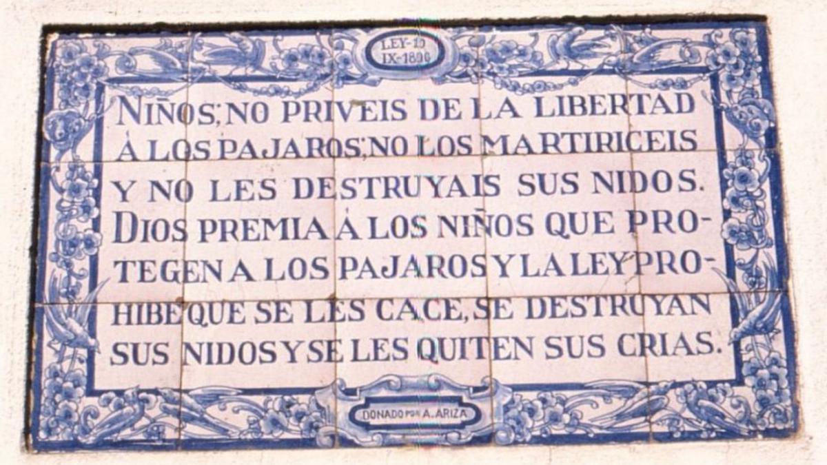 Cartel de un colegio en defensa de las aves, según la ley de 1986.