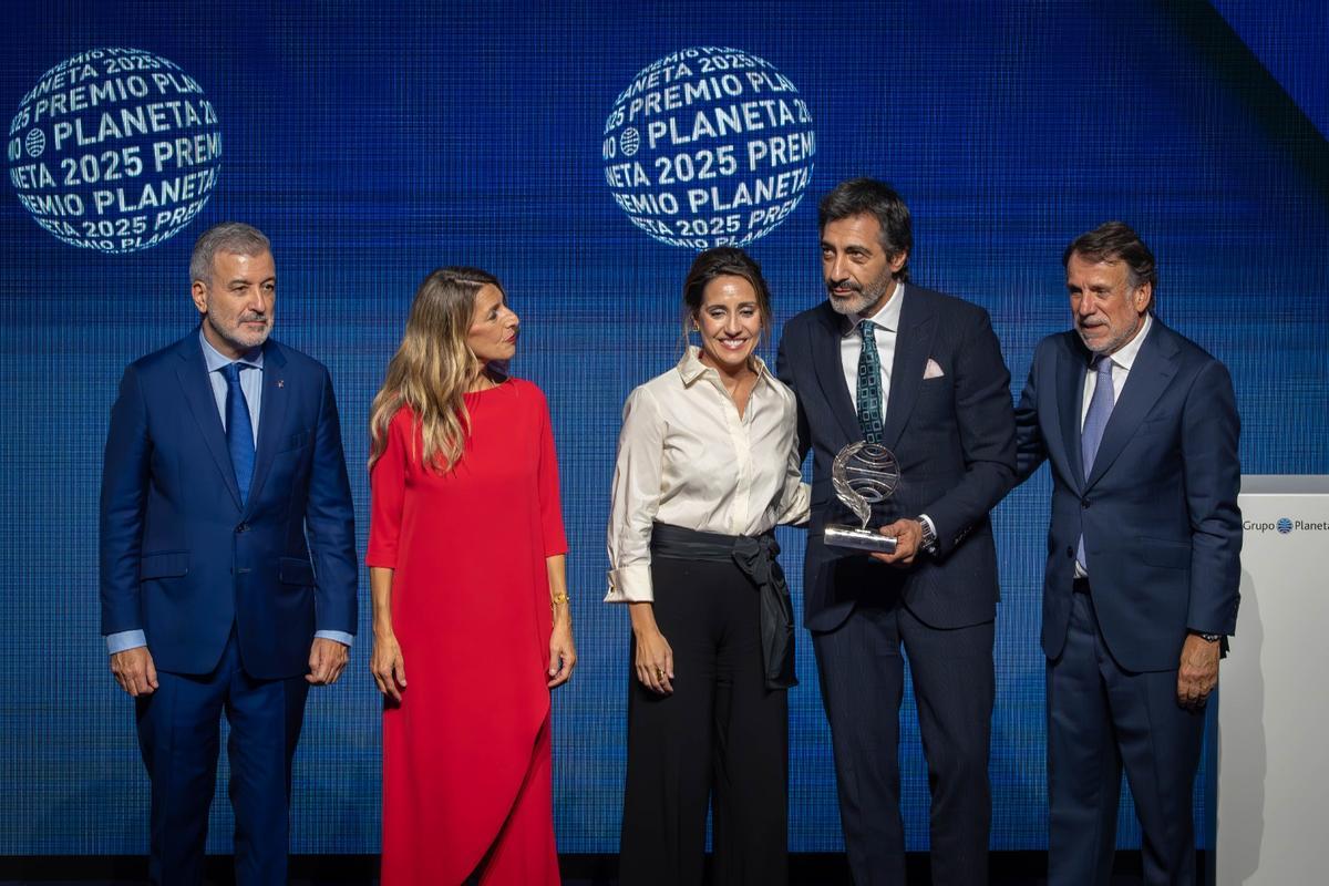 Del Val y Banzas, junto al presidente del Grupo Planeta y las autoridades