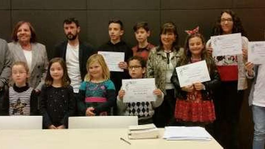 Foto de familia de los premiados con miembros de la Asociación de Escritores y del Ayuntamiento.