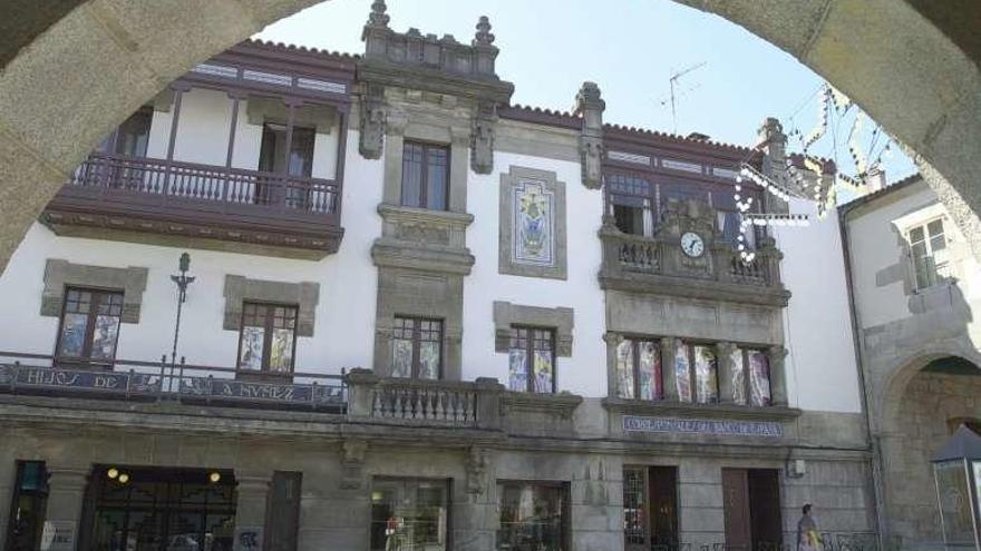 Casa Núñez. La primera banca y casa comercial de la ciudad, hoy sede de la Fundación CIEC, fue diseñada por González Villar en 1923. Considerada su obra más regionalista, dio pie al arquitecto a conjugar su habilidad en el uso de diferentes materiales, desde mosaico, hierro forjado, madera y cemento.