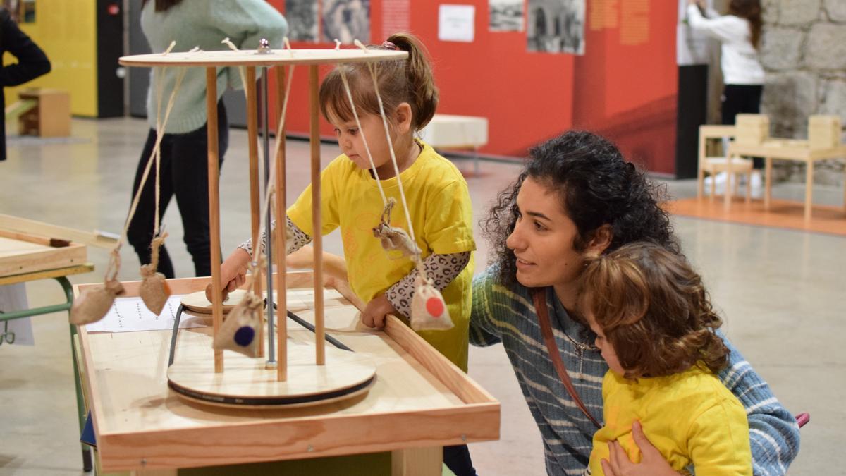 Una professora amb dos infants
