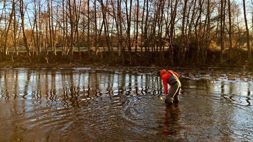 Un equipo de investigación estudia los sedimentos de los ríos en Zamora