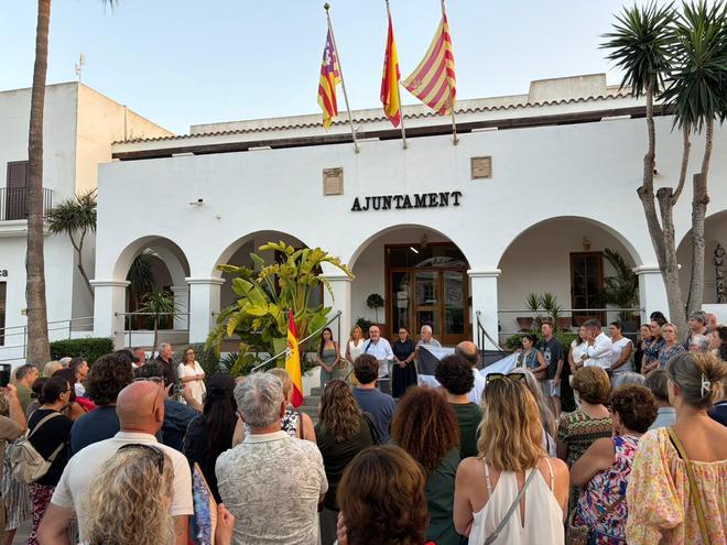 Galería: Concentración en apoyo a Ceuta en el Ayuntamiento de Sant Josep