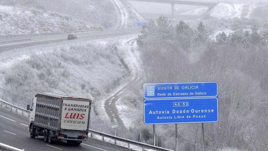 La nieve complica el tráfico en el norte de Galicia