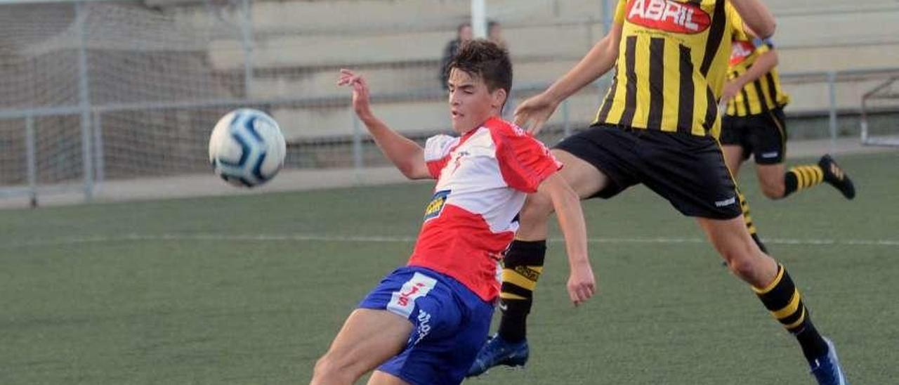 Una jugada del Arosa en el campo de A Lomba. // Noé Parga