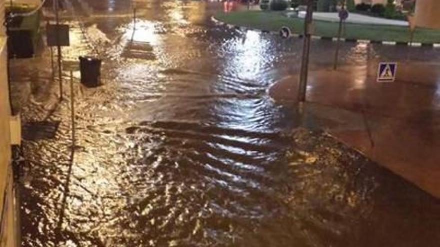 Las tormentas nocturnas anegan calles, bajos y bares en la Vega