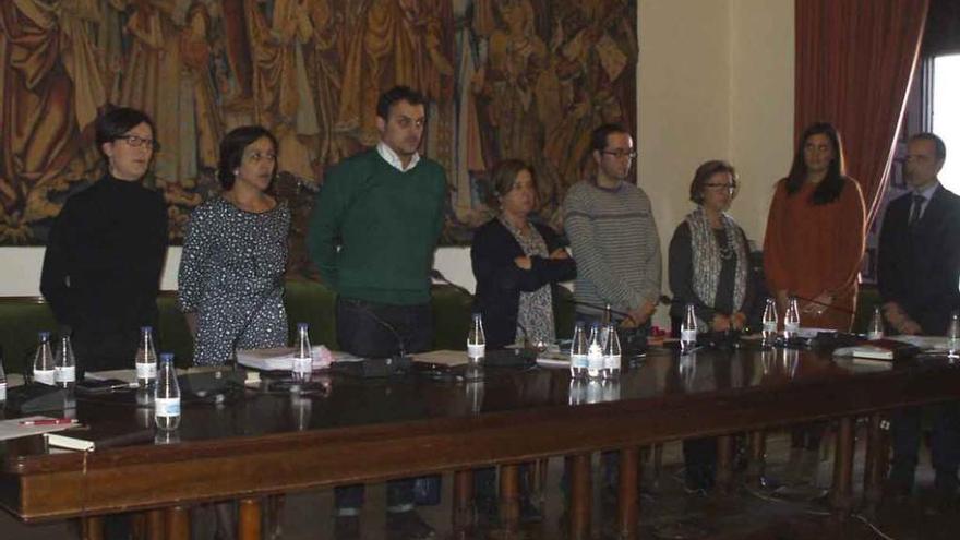 Concejales del PSOE y del PP, en pie, durante el minuto de silencio en recuerdo de las víctimas de París. Foto