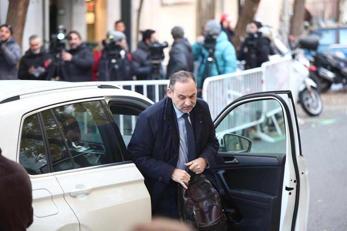 El exministro José Luis Abalos a su llegada al Tribunal Supremo, a 27 de noviembre de 2025, en Madrid (España).