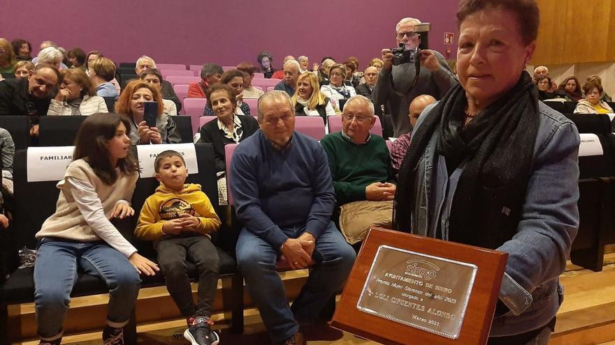Loli Cifuentes, con la placa acreditativa del premio «Sierense del año». | Luján Palacios