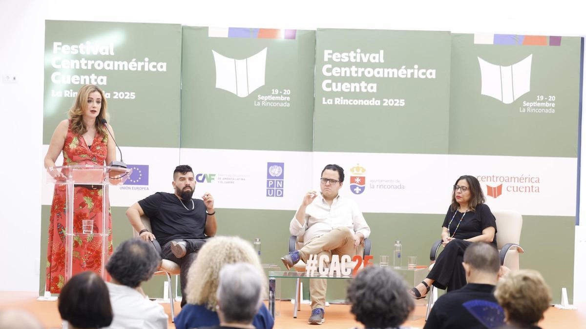 Participantes en el festival literario 'Centroamérica Cuenta' en la Rinconada (Sevilla), en una edición anterior..