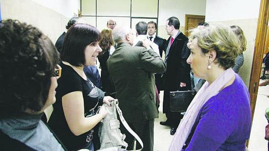 Algunos de los afectados a la salida del juicio celebrado ayer en Gijón.