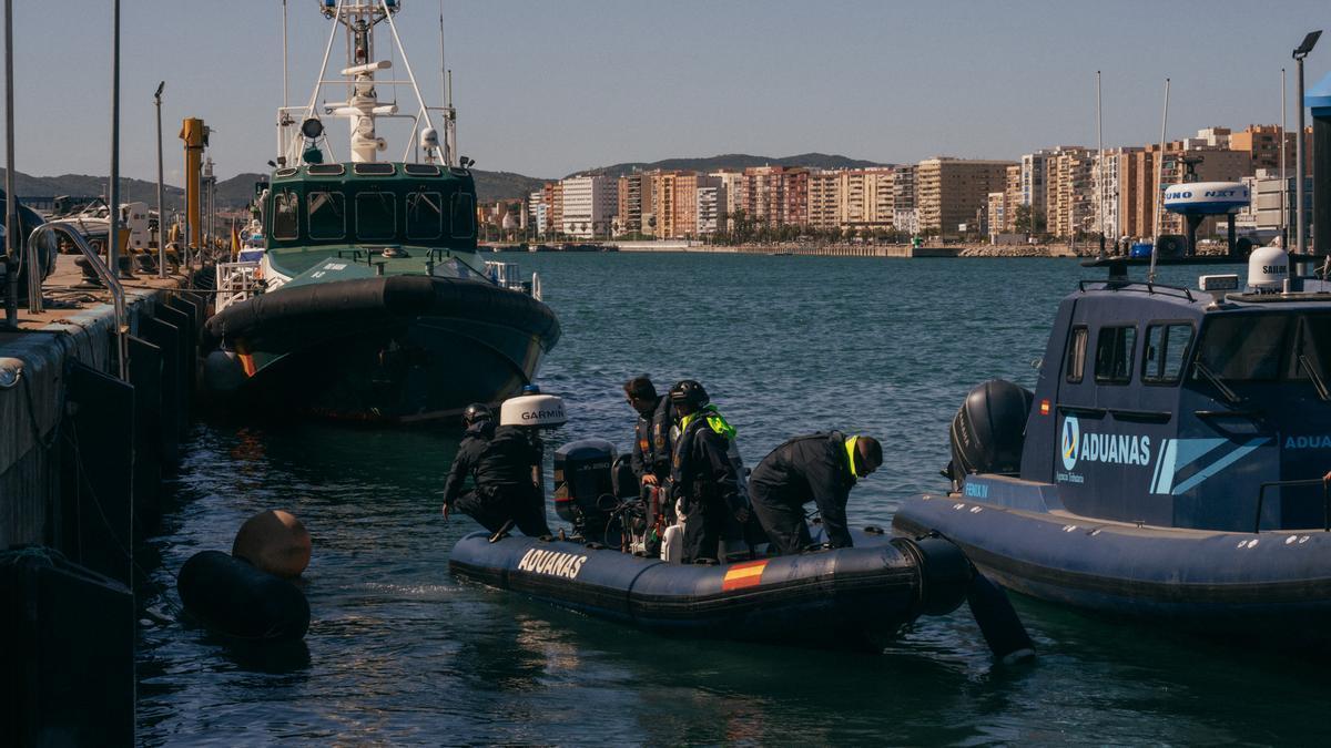 Agentes de Aduanas en el puerto de Algeciras; desde las viviendas los controlan los denominados 'puntos'.