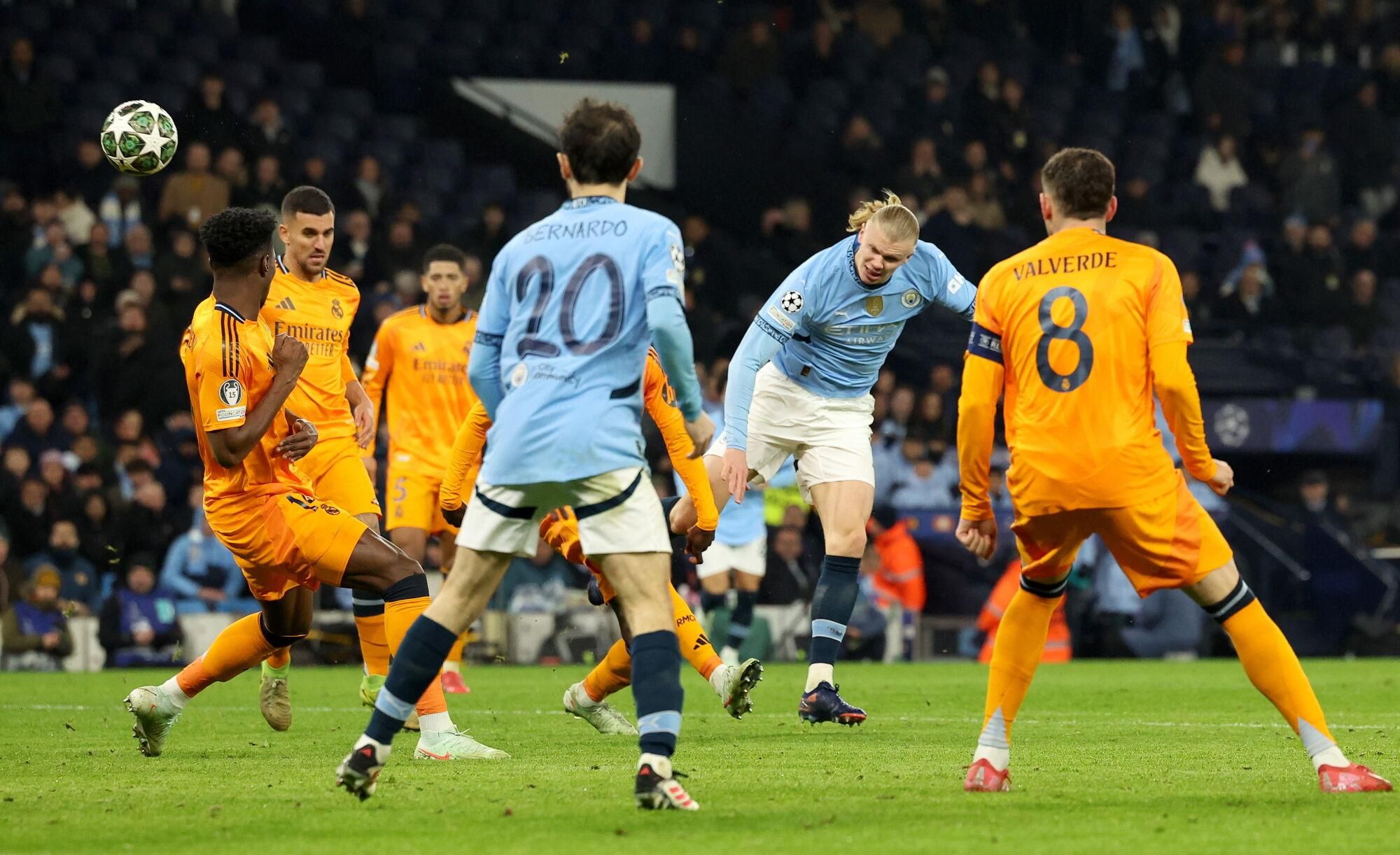 MANCHESTER (United Kingdom), 11/02/2025.- Erling Haaland (C) of Manchester City attempts to score during the UEFA Champions League knockout phase play-offs 1st leg match between Manchester City and Real Madrid, in Manchester, Britain, 11 February 2025. (Liga de Campeones, Reino Unido) EFE/EPA/ADAM VAUGHAN
