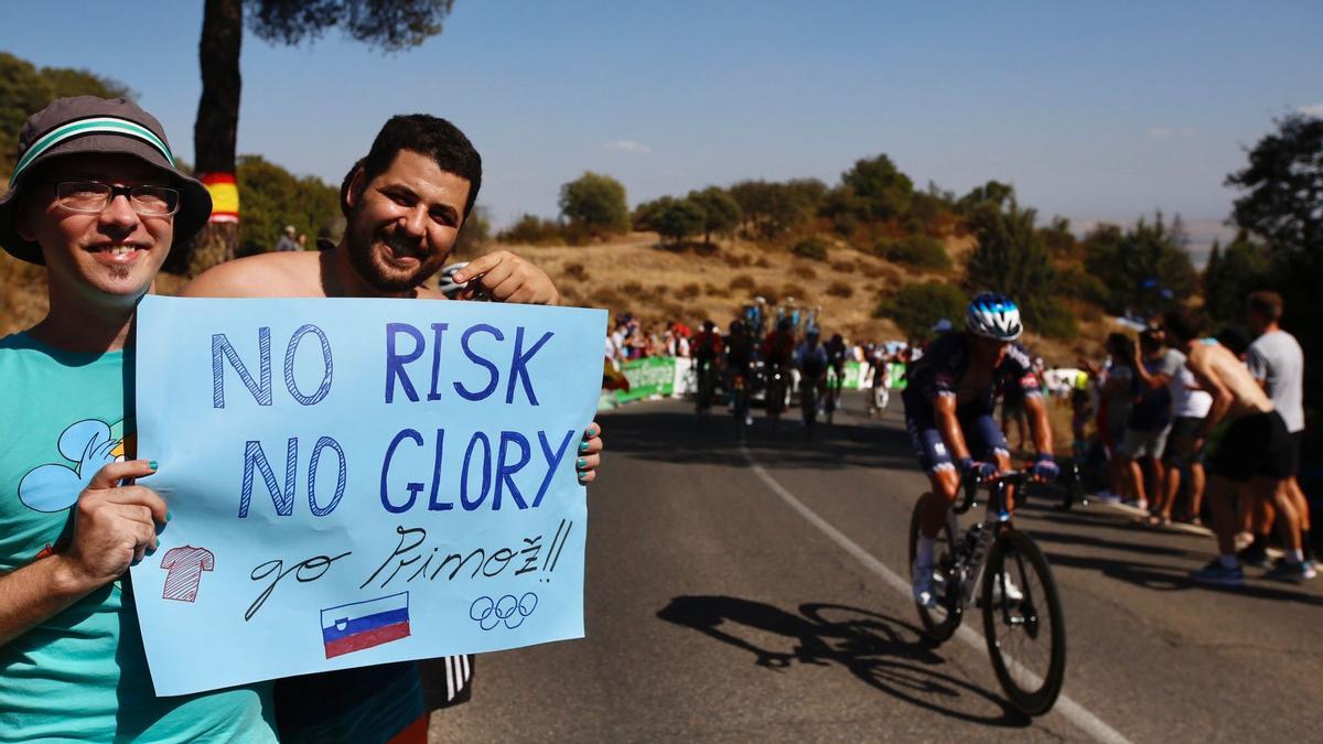 Aficionados de Córdoba animan a Primoz Roglic en el paso de La Vuelta 2021.