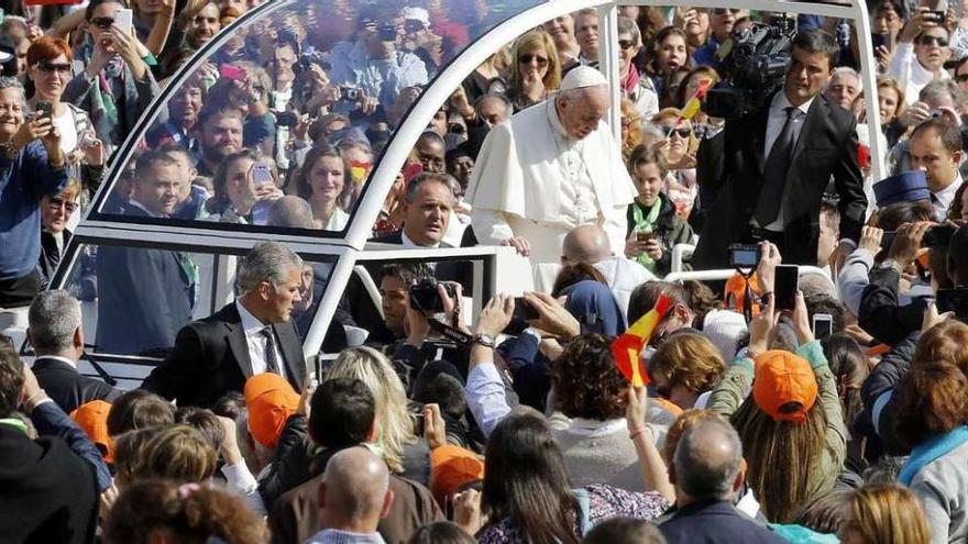 El Papa saluda a la gente tras la ceremonia. // Efe